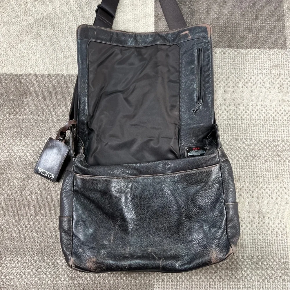 Tumi 96971BHR Brown Distressed Leather Messenger Crossbody Bag Mens Work Travel